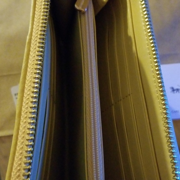 NEW Coach Accordion Zip Wallet - Picture 4 of 5